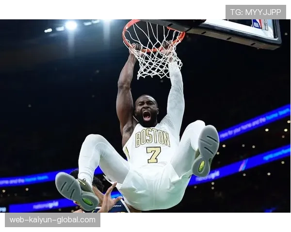 杰伦·布朗无球切入效率提升，拉开绿军进攻空间