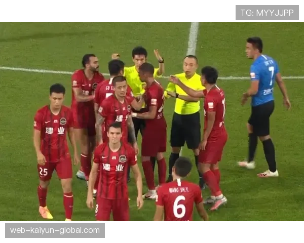 红牌规则详解：关键判罚条件与裁判严格执行标准