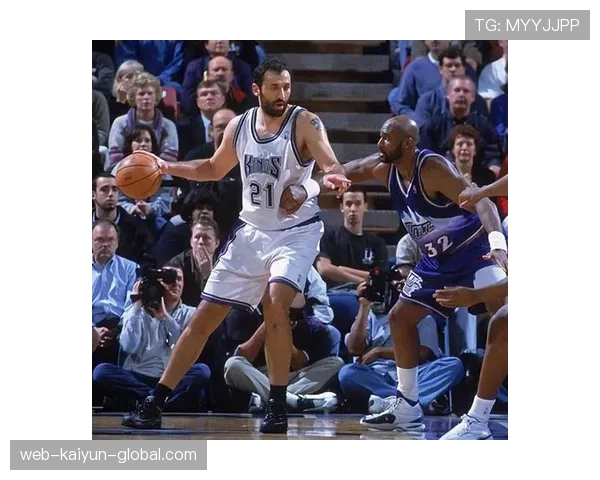 迪瓦茨内线传球效率显著高于同期中锋，推动湖人进攻多样化