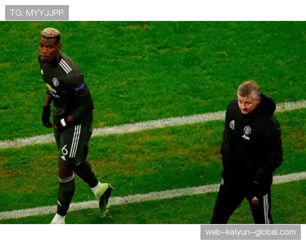 曼联更衣室矛盾再度曝光，内部稳定性面临考验，对赛季走势形成制约